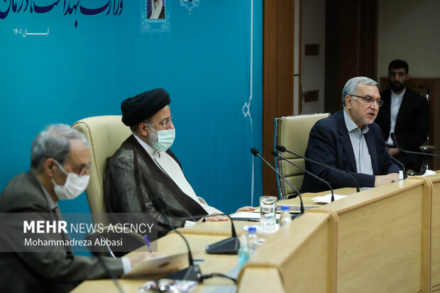 بهرام عین‌اللهی، وزیر بهداشت در حال سخنرانی در جلسه نظارت ستادی وزارت بهداشت،درمان و آموزش پزشکی با حضور رئیس جمهور است