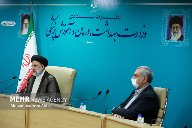 حجت الاسلام سید ابراهیم رئیسی ، رئیس جمهور  در حال سخنرانی در جلسه نظارت ستادی وزارت بهداشت،درمان و آموزش پزشکی است
