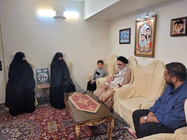 وزیر اطلاعات با خانواده شهید «سلمان امیراحمدی»دیدار کرد
