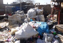 انبارهای زباله دیوار به دیوار خانه های مردم کرمان/ ضایعاتی ها جمع شوند