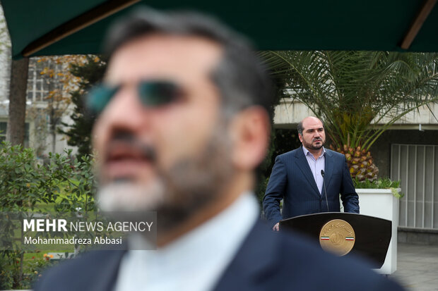 محسن منصوری معاون اجرایی رئیس‌جمهور و سرپرست نهاد ریاست‌جمهوری در حاشیه جلسه هیئت دولت در حال پاسخ به سوالات خبرنگاران است