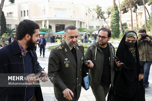 محمدرضا قرایی آشتیانی وزیر دفاع در حاشیه جلسه هیئت دولت حضور دارد