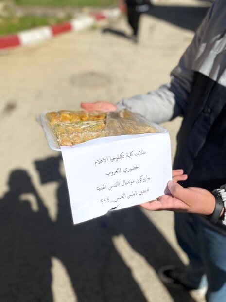 توزیع شیرینی پس از عملیات قدس/ تشییع پیکر شهید فلسطینی در نابلس