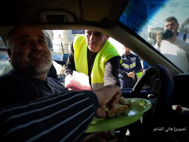 توزیع شیرینی پس از عملیات قدس/ تشییع پیکر شهید فلسطینی در نابلس