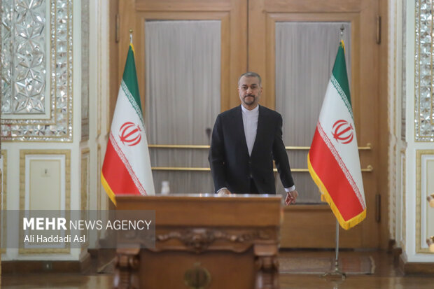 حسین امیر عبدالهیان وزیر امور خارجه ایران در نشست خبری با اصحاب رسانه حضور دارد