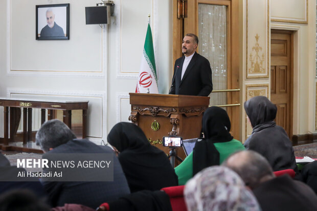 حسین امیر عبدالهیان وزیر امور خارجه ایران در حال سخنرانی در نشست خبری با اصحاب رسانه است