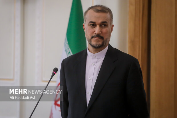 حسین امیر عبدالهیان وزیر امور خارجه ایران در نشست خبری با اصحاب رسانه حضور دارد
