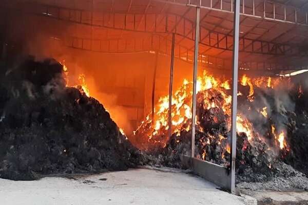نجات ۱۵ نفر در جریان آتش‌سوزی انبار خیابان قلمستان
