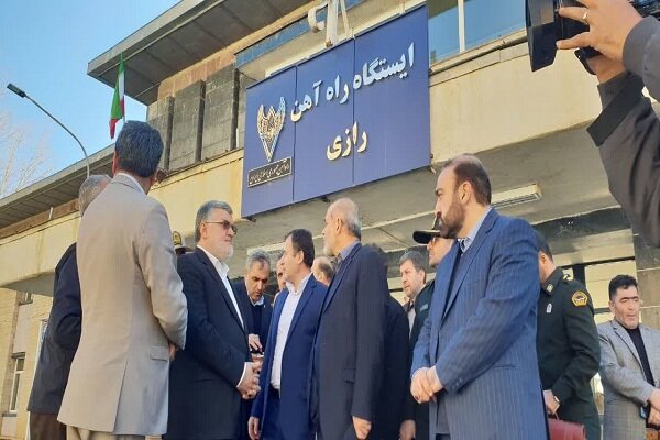 وزیر کشور از راه آهن رازی خوی بازدید کرد