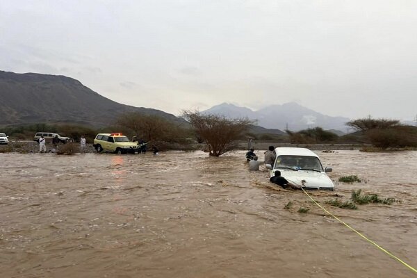بارش شدید باران در عربستان/ سیل خودروها را با خود برد+ فیلم