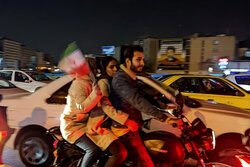 جشن خیابانی شاهین شهری‌ها پس از برد تیم ملی فوتبال ایران مقابل ولز
