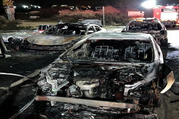 به آتش کشیدن خودروهای فلسطینیان توسط شهرک نشینان صهیونیست +تصاویر
