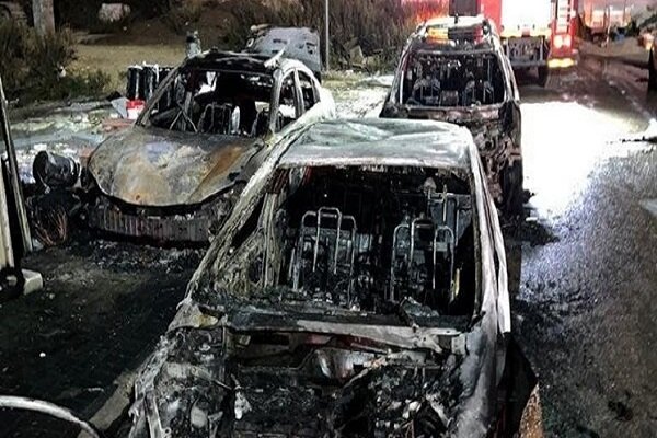 Zionist settlers set Palestinian cars on fire 