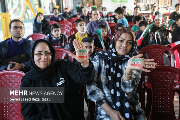 تیم ملی فوتبال ایران از ساعت ۱۳:۳۰ دقیقه امروز جمعه (۴ آذر) ۱۴۰۱ در دومین بازی خود به قضاوت ماریو آلبرتو اسکوبار از گواتمالا در ورزشگاه احمد بن علی به مصاف تیم ملی ولز رفت و با نتیجه ۲ بر صفر حریف را شکست داد.
