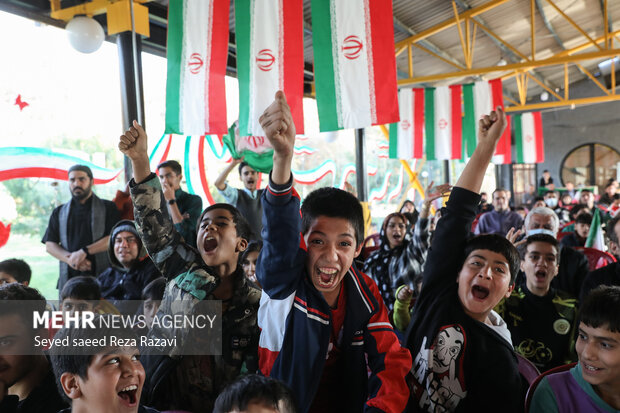 تیم ملی فوتبال ایران از ساعت ۱۳:۳۰ دقیقه امروز جمعه (۴ آذر) ۱۴۰۱ در دومین بازی خود به قضاوت ماریو آلبرتو اسکوبار از گواتمالا در ورزشگاه احمد بن علی به مصاف تیم ملی ولز رفت و با نتیجه ۲ بر صفر حریف را شکست داد.
