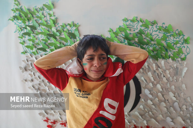 یک کودک پس از به ثمره رسیدن گل اول تیم ملی فوتبال ایران به ولز از خوشحالی گریه کرد.