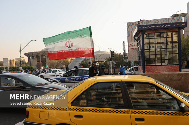 شادی مردم تهران پس از  برد ایران مقابل ولز
