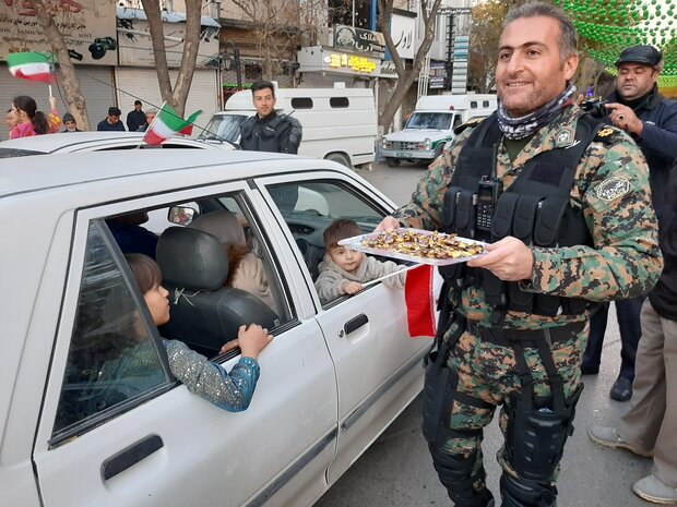 اهدای شاخه گل به مردم توسط پلیس جهرم پس از برد تیم ملی