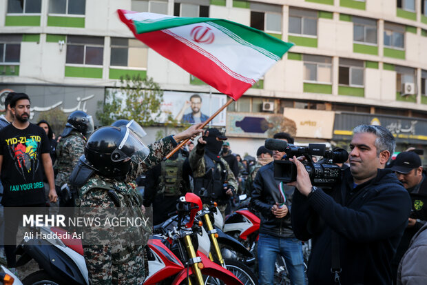 شادی مردم تهران پس از برد ایران مقابل ولز-۲