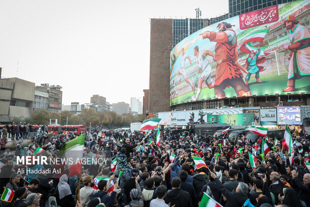  قوات الامن تشارك أهالي العاصمة طهران بفرحة فوز منتخبهم الوطني لكرة القدم