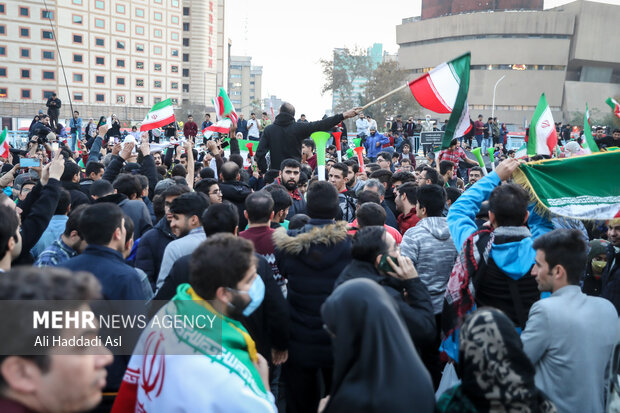 شادی مردم ایران بعد پیروزی تیم ملی مقابل ولز