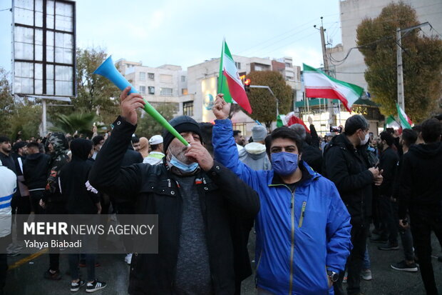 شادی مردم کرمانشاه پس از پیروزی ایران مقابل ولز
