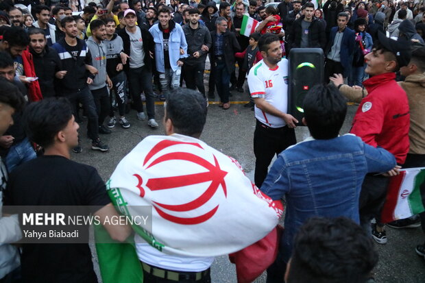 شادی مردم کرمانشاه پس از پیروزی ایران مقابل ولز