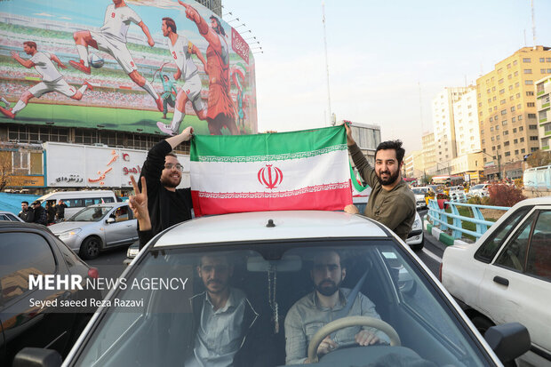 شادی مردم سمنان با پیروزی تیم ملی/ یک «تیم» یک «ضربان» یک «ملت»