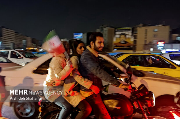 جشن خیابانی شاهین شهری‌ها پس ازبرد تیم ملی فوتبال ایران مقابل ولز