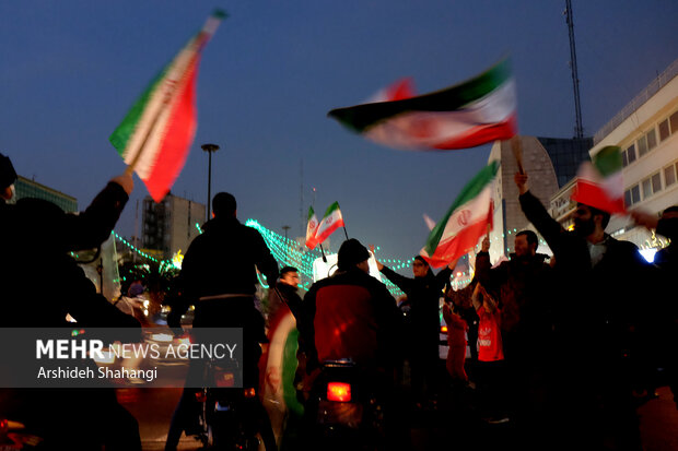 شادی مردم تهران پس از برد ایران مقابل ولز