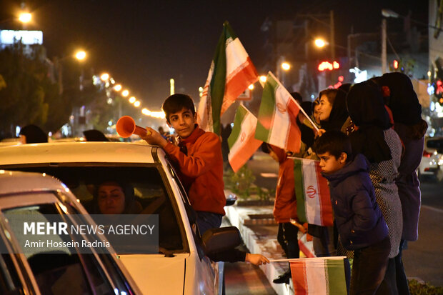 شادی مردم بیرجند بعد از پیروزی تیم فوتبال ایران