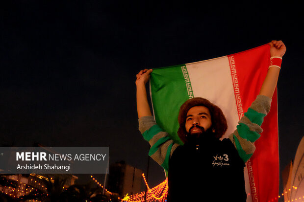 شادی مردم تهران پس از برد ایران مقابل ولز