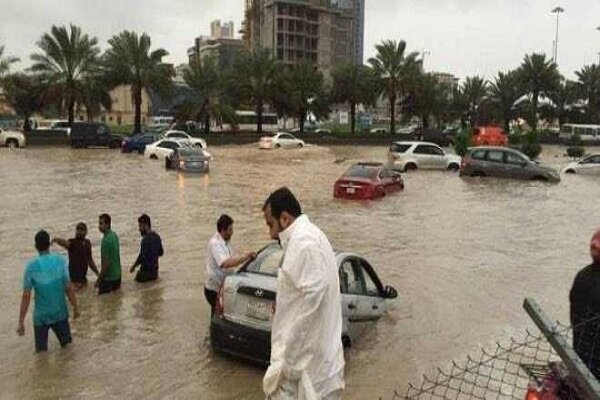 سیل جده فساد را نمایان ساخت/ شهر غرق شده و جشنها برپاست