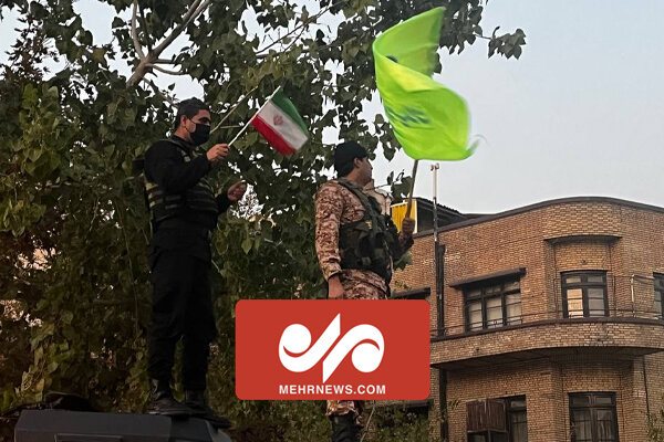 تصاویری از شادی حافظان امنیت در تهران پس از پیروزی تیم ملی
