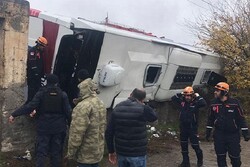 Diyarbakır’da yolcu otobüsü devrildi: 3’ü ağır 33 yaralı