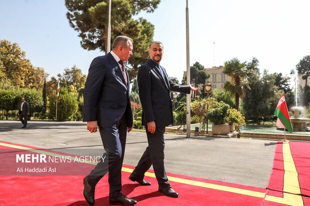 حسین امیرعبداللهیان وزیر امور خارجه ایران در حال گفتگو با ولادیمیر ماکی وزیر امور خارجه بلاروس است