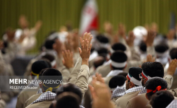 قائد الثورة الاسلامية يستقبل حشداً من القوات التعبئة