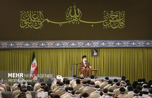 قائد الثورة الاسلامية يستقبل حشداً من القوات التعبئة