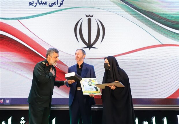 سردار حاجی زاده از خانواده شهید «آرمان علیوردی» تجلیل کرد