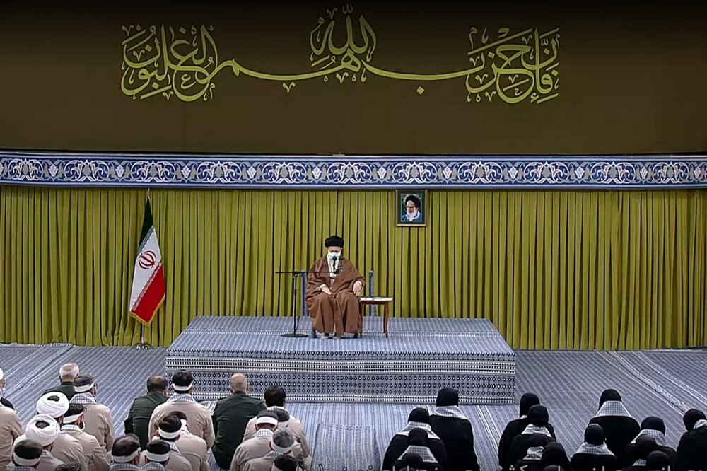 رہبر انقلاب اسلامی سے ملک بھر کے ہزاروں بسیجیوں کی ملاقات، اہم خطاب جاری
