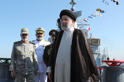President observes naval parade in Iran southern waters