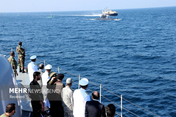 President observes naval parade in S waters