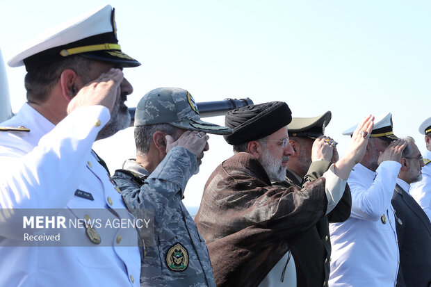 President observes naval parade in S waters