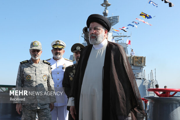 President observes naval parade in Iran southern waters