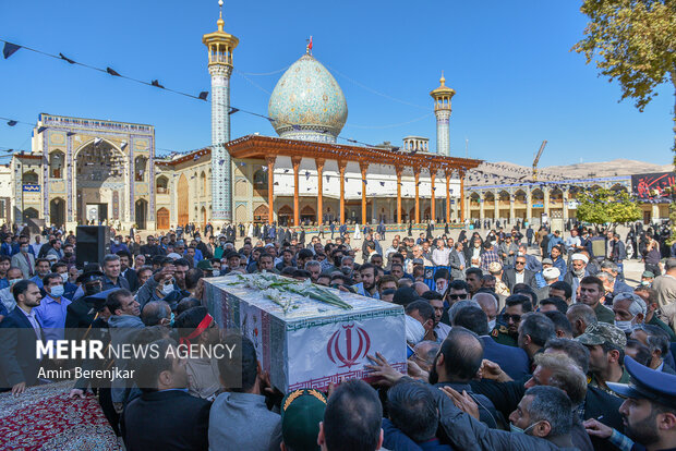 پیکر مطهر شهید مدافع امنیت در شیراز تشییع و خاکسپاری شد پیکر مطهر شهید مدافع امنیت در شیراز تشییع و خاکسپاری شد
