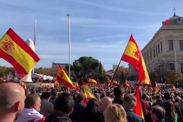ده‌ها هزار معترض اسپانیایی خواستار استعفای نخست وزیر شدند