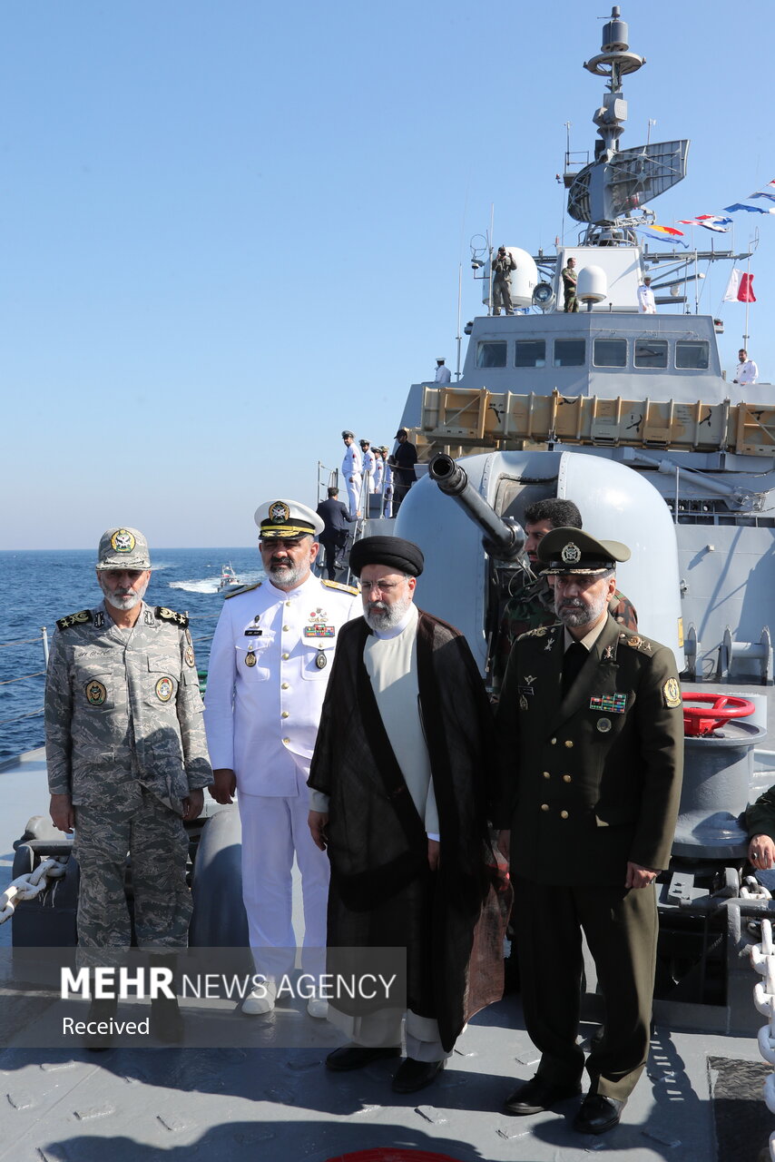 President observes naval parade in S waters
