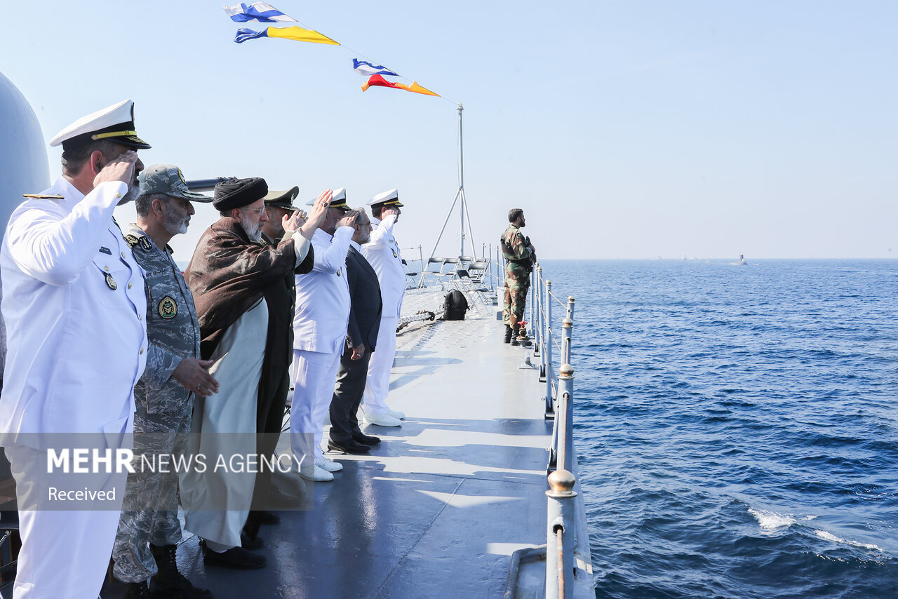 President observes naval parade in S waters