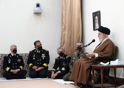لقاء قائد الثورة مع قادة القوات البحرية/ صور