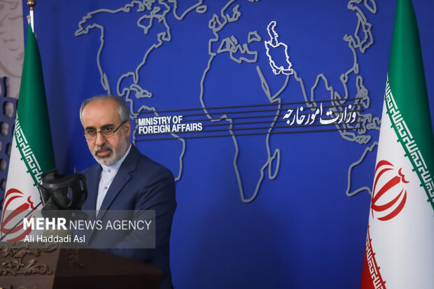 ناصر کنعانی سخنگوی وزارت امور خارجه در حال سخنرانی در نشست خبری است